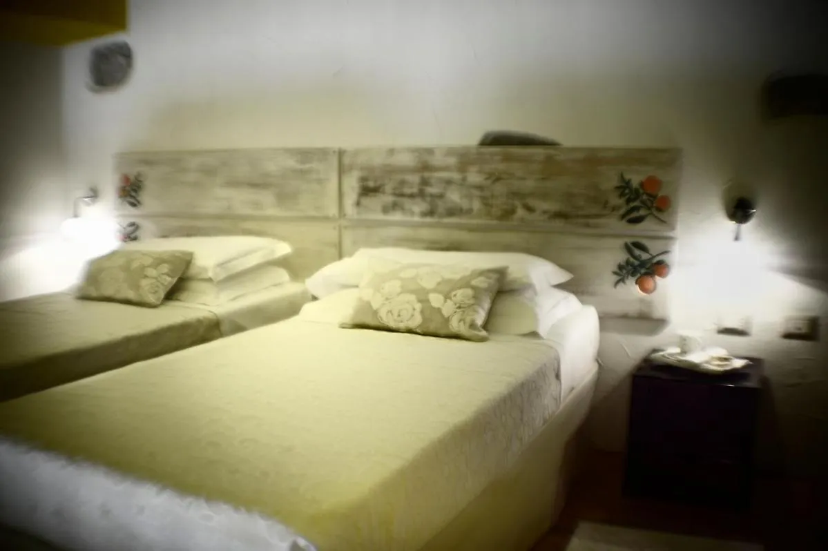 Il Giardino Degli Aranci Bed & Breakfast Mores Italy